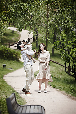 포토 JPG 주간 전신 부부 공원 여자 남자 행복 아들 벤치 가족 안기 엄마 소년 성인 야외 앞모습 옆모습 세명 30대 걷기 화목 산책로 한국인 가족라이프 아빠 국내포토 자연요소 라이프스타일 커플 공공시설 감정 길 어린이 뷰포인트 컨셉 의자 관계 모션 사람 동양인 장년 파일형식