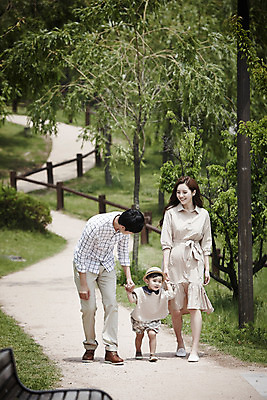 포토 JPG 주간 전신 부부 공원 여자 남자 행복 아들 가족 엄마 소년 성인 야외 앞모습 세명 30대 걷기 손잡기 화목 산책로 한국인 가족라이프 아빠 국내포토 자연요소 라이프스타일 커플 공공시설 감정 길 어린이 뷰포인트 컨셉 관계 모션 사람 동양인 장년 파일형식
