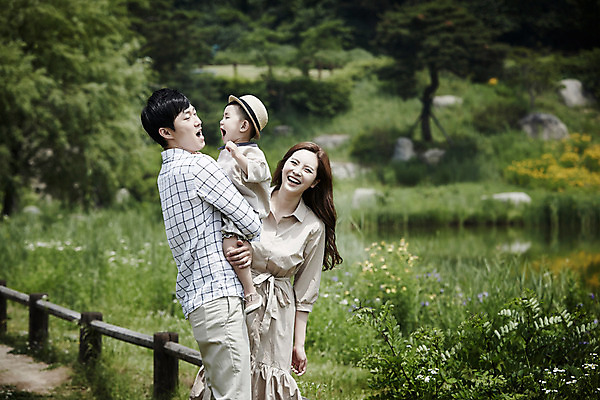 포토 JPG 주간 모자 부부 공원 여자 남자 행복 아들 가족 엄마 미소 소년 상반신 성인 야외 세명 30대 화목 산책 산책로 한국인 가족라이프 아빠 즐거움 국내포토 자연요소 라이프스타일 커플 잡화 공공시설 감정 길 어린이 컨셉 관계 휴식 표정 사람 동양인 장년 파일형식