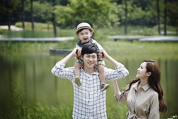 포토 JPG 주간 모자 부부 공원 여자 남자 행복 아들 가족 엄마 서기 미소 소년 상반신 성인 야외 앞모습 세명 30대 화목 산책 한국인 가족라이프 목말 아빠 즐거움 국내포토 자연요소 라이프스타일 커플 잡화 공공시설 감정 어린이 뷰포인트 컨셉 관계 모션 휴식 표정 사람 동양인 장년 파일형식