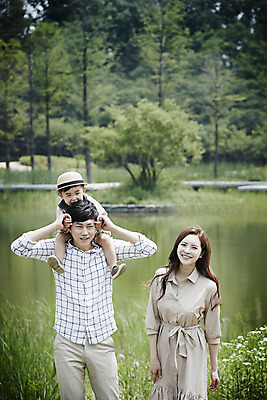 포토 JPG 주간 모자 부부 공원 여자 남자 행복 아들 가족 엄마 서기 미소 소년 상반신 성인 야외 앞모습 세명 30대 화목 산책 한국인 가족라이프 목말 아빠 국내포토 자연요소 라이프스타일 커플 잡화 공공시설 감정 어린이 뷰포인트 컨셉 관계 모션 휴식 표정 사람 동양인 장년 파일형식