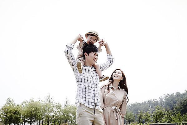 포토 JPG 주간 모자 부부 공원 여자 남자 행복 아들 가족 엄마 서기 소년 상반신 성인 야외 앞모습 세명 30대 화목 산책 한국인 가족라이프 목말 아빠 국내포토 자연요소 라이프스타일 커플 잡화 공공시설 감정 어린이 뷰포인트 컨셉 관계 모션 휴식 사람 동양인 장년 파일형식