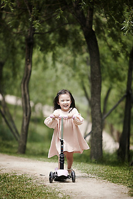 포토 JPG 주간 전신 나무 원피스 공원 여자 행복 어린이라이프 한명 미소 소녀 야외 앞모습 산책로 한국인 즐거움 퀵보드 소녀한명만 국내포토 자연요소 식물 1 라이프스타일 옷 공공시설 감정 길 어린이 교통수단 뷰포인트 표정 사람 동양인 여자한명만 소녀만 파일형식