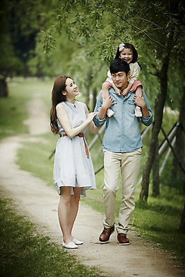 포토 JPG 주간 전신 공원 여자 남자 딸 행복 가족 엄마 미소 소녀 성인 야외 앞모습 세명 30대 걷기 화목 산책 산책로 한국인 가족라이프 목말 아빠 국내포토 자연요소 라이프스타일 공공시설 감정 길 어린이 뷰포인트 컨셉 관계 모션 휴식 표정 사람 동양인 장년 파일형식