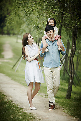 포토 JPG 주간 전신 공원 여자 남자 딸 행복 가족 엄마 미소 소녀 성인 야외 앞모습 세명 30대 걷기 화목 산책 산책로 한국인 가족라이프 목말 아빠 국내포토 자연요소 라이프스타일 공공시설 감정 길 어린이 뷰포인트 컨셉 관계 모션 휴식 표정 사람 동양인 장년 파일형식
