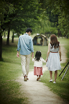 포토 JPG 주간 전신 부부 공원 여자 남자 행복 가족 엄마 소녀 성인 야외 뒷모습 세명 30대 걷기 손잡기 화목 산책 산책로 한국인 가족라이프 아빠 국내포토 자연요소 라이프스타일 커플 공공시설 감정 길 어린이 뷰포인트 컨셉 관계 모션 휴식 사람 동양인 장년 파일형식