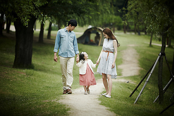 포토 JPG 주간 전신 부부 공원 여자 남자 행복 가족 엄마 소녀 성인 야외 앞모습 세명 30대 걷기 손잡기 화목 산책 산책로 한국인 가족라이프 아빠 국내포토 자연요소 라이프스타일 커플 공공시설 감정 길 어린이 뷰포인트 컨셉 관계 모션 휴식 사람 동양인 장년 파일형식