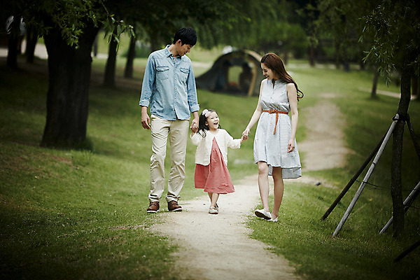포토 JPG 주간 전신 부부 공원 여자 남자 행복 가족 엄마 소녀 성인 야외 앞모습 세명 30대 걷기 손잡기 화목 산책 산책로 한국인 가족라이프 아빠 국내포토 자연요소 라이프스타일 커플 공공시설 감정 길 어린이 뷰포인트 컨셉 관계 모션 휴식 사람 동양인 장년 파일형식