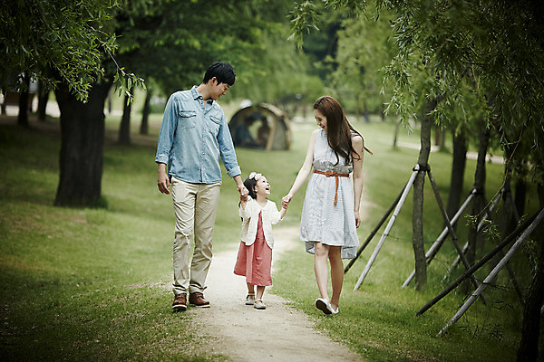 포토 JPG 주간 전신 부부 공원 여자 남자 딸 행복 가족 엄마 소녀 성인 야외 앞모습 세명 30대 걷기 손잡기 화목 산책 산책로 한국인 가족라이프 아빠 국내포토 자연요소 라이프스타일 커플 공공시설 감정 길 어린이 뷰포인트 컨셉 관계 모션 휴식 사람 동양인 장년 파일형식