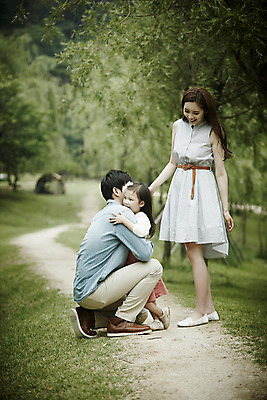 포토 JPG 주간 전신 공원 여자 남자 딸 행복 가족 안기 엄마 서기 앉기 소녀 성인 야외 옆모습 세명 30대 화목 산책 산책로 한국인 가족라이프 아빠 국내포토 자연요소 라이프스타일 공공시설 감정 길 어린이 뷰포인트 컨셉 관계 모션 휴식 사람 동양인 장년 파일형식