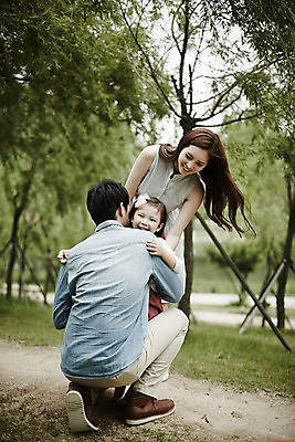 포토 JPG 주간 전신 공원 여자 남자 딸 행복 가족 안기 엄마 서기 앉기 소녀 성인 야외 앞모습 뒷모습 세명 30대 화목 산책 산책로 한국인 가족라이프 아빠 국내포토 자연요소 라이프스타일 공공시설 감정 길 어린이 뷰포인트 컨셉 관계 모션 휴식 사람 동양인 장년 파일형식 인종 생활 시설