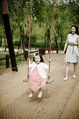 포토 JPG 주간 전신 공원 여자 딸 행복 가족 모녀 엄마 서기 소녀 성인 야외 두명 앞모습 30대 화목 한국인 가족라이프 놀이터 그네 그네타기 여자만 국내포토 자연요소 라이프스타일 공공시설 감정 어린이 뷰포인트 컨셉 관계 모션 놀이 사람 동양인 장년 파일형식