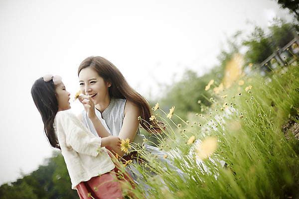 포토 JPG 주간 공원 여자 딸 행복 가족 모녀 엄마 서기 미소 앉기 소녀 상반신 성인 야외 두명 옆모습 30대 화목 산책로 한국인 가족라이프 꽃구경 꽃길 여자만 국내포토 자연요소 라이프스타일 공공시설 감정 길 어린이 뷰포인트 컨셉 관계 모션 표정 사람 동양인 장년 파일형식