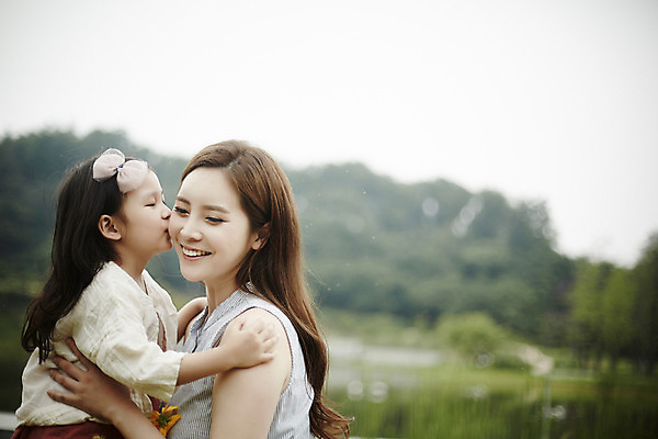포토 JPG 주간 공원 여자 꽃 딸 행복 가족 모녀 엄마 키스 미소 앉기 소녀 상반신 성인 야외 두명 옆모습 30대 화목 한국인 가족라이프 여자만 국내포토 자연요소 식물 라이프스타일 공공시설 감정 어린이 뷰포인트 컨셉 관계 모션 표정 사람 동양인 장년 애정표현 파일형식