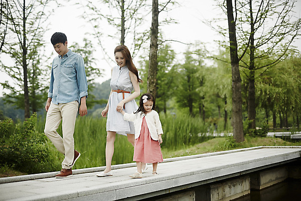 포토 JPG 주간 전신 공원 여자 남자 딸 행복 호수 가족 엄마 소녀 성인 야외 앞모습 세명 30대 걷기 손잡기 화목 산책로 한국인 가족라이프 아빠 돌다리 국내포토 자연요소 라이프스타일 공공시설 감정 길 어린이 뷰포인트 컨셉 관계 모션 사람 동양인 장년 다리_건축물 파일형식