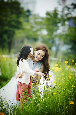 포토 JPG 주간 전신 공원 여자 꽃 딸 행복 가족 모녀 엄마 서기 미소 앉기 소녀 성인 야외 두명 옆모습 30대 화목 산책로 한국인 가족라이프 꽃구경 꽃길 여자만 국내포토 자연요소 식물 라이프스타일 공공시설 감정 길 어린이 뷰포인트 컨셉 관계 모션 표정 사람 동양인 장년 파일형식