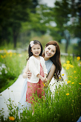 포토 JPG 주간 공원 여자 딸 행복 가족 모녀 엄마 서기 미소 앉기 소녀 상반신 성인 야외 두명 앞모습 30대 화목 산책로 한국인 가족라이프 꽃구경 꽃길 여자만 국내포토 자연요소 라이프스타일 공공시설 감정 길 어린이 뷰포인트 컨셉 관계 모션 표정 사람 동양인 장년 파일형식
