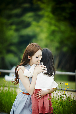 포토 JPG 주간 공원 여자 딸 행복 가족 포옹 모녀 엄마 서기 미소 앉기 소녀 상반신 성인 야외 두명 옆모습 30대 화목 한국인 가족라이프 여자만 국내포토 자연요소 라이프스타일 공공시설 감정 어린이 뷰포인트 컨셉 관계 안기 모션 표정 사람 동양인 장년 파일형식