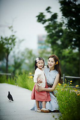 포토 JPG 주간 전신 공원 여자 딸 행복 가족 모녀 엄마 서기 미소 소녀 성인 야외 두명 앞모습 30대 화목 산책로 한국인 가족라이프 무릎꿇기 비둘기 꽃길 여자만 국내포토 자연요소 라이프스타일 공공시설 감정 길 어린이 뷰포인트 컨셉 관계 모션 조류 표정 사람 동양인 장년 파일형식