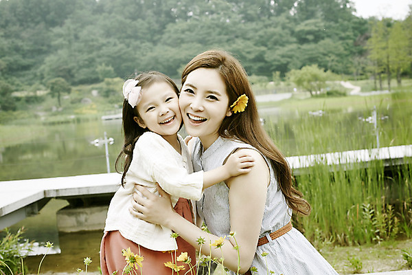 포토 JPG 주간 공원 여자 꽃 딸 행복 가족 포옹 모녀 엄마 서기 미소 앉기 소녀 상반신 성인 야외 두명 앞모습 옆모습 30대 화목 산책로 한국인 가족라이프 여자만 얼굴맞대기 국내포토 자연요소 식물 라이프스타일 공공시설 감정 길 어린이 뷰포인트 컨셉 관계 안기 모션 표정 사람 동양인 장년 파일형식