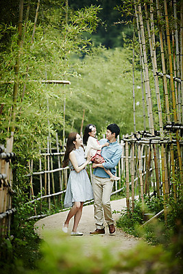 포토 JPG 주간 전신 공원 여자 남자 딸 행복 가족 안기 엄마 소녀 성인 야외 앞모습 세명 30대 걷기 화목 산책 산책로 한국인 가족라이프 아빠 숲길 국내포토 자연요소 라이프스타일 공공시설 감정 길 어린이 뷰포인트 컨셉 관계 모션 휴식 사람 동양인 장년 파일형식