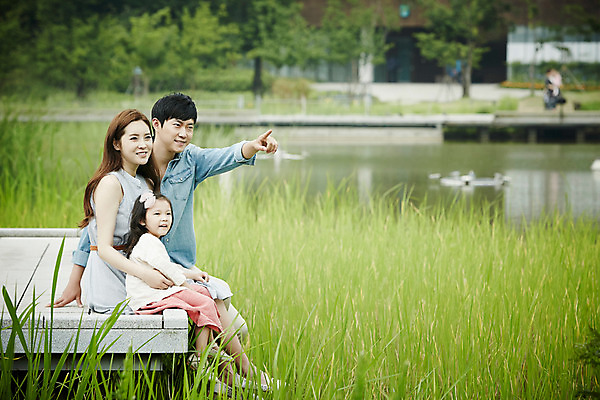 포토 JPG 주간 전신 응시 공원 여자 남자 딸 행복 호수 가족 엄마 앉기 풍경 소녀 성인 야외 옆모습 세명 30대 화목 한국인 가리킴 가족라이프 아빠 국내포토 자연요소 라이프스타일 시선 공공시설 감정 어린이 뷰포인트 컨셉 관계 모션 사람 동양인 손짓 장년 파일형식