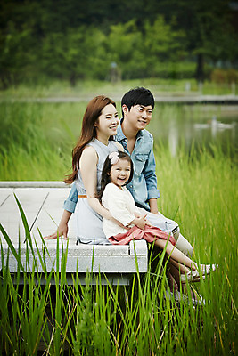 포토 JPG 주간 전신 응시 공원 여자 남자 딸 행복 호수 가족 엄마 앉기 소녀 성인 야외 옆모습 세명 30대 화목 한국인 가족라이프 아빠 국내포토 자연요소 라이프스타일 시선 공공시설 감정 어린이 뷰포인트 컨셉 관계 모션 사람 동양인 장년 파일형식