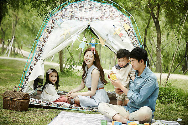 포토 JPG 주간 전신 공원 여자 남자 딸 행복 아들 가족 엄마 텐트 미소 앉기 소녀 소년 여러명 성인 야외 앞모습 30대 소풍 화목 캠핑 한국인 가족라이프 아빠 즐거움 국내포토 자연요소 라이프스타일 공공시설 감정 어린이 뷰포인트 다수 컨셉 관계 모션 레저 표정 캠핑도구 사람 동양인 장년 야외활동 파일형식