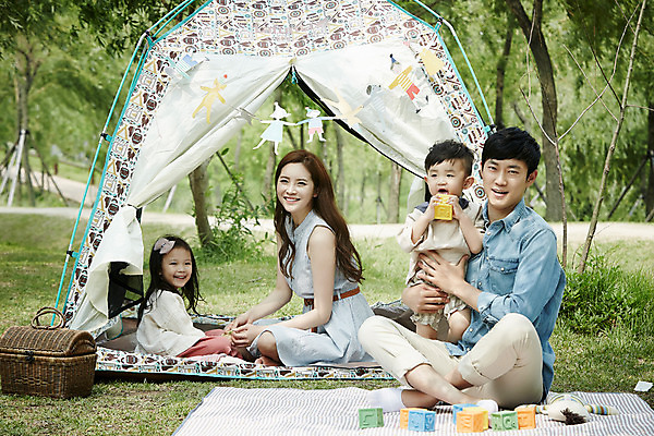포토 JPG 주간 전신 공원 여자 남자 딸 행복 아들 가족 엄마 텐트 미소 앉기 소녀 소년 여러명 성인 야외 앞모습 30대 소풍 화목 캠핑 한국인 가족라이프 아빠 국내포토 자연요소 라이프스타일 공공시설 감정 어린이 뷰포인트 다수 컨셉 관계 모션 레저 표정 캠핑도구 사람 동양인 장년 야외활동 파일형식