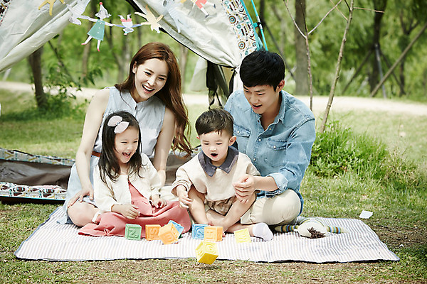 포토 JPG 주간 전신 공원 여자 남자 딸 행복 아들 가족 놀이 엄마 텐트 앉기 소녀 소년 여러명 성인 야외 앞모습 30대 소풍 화목 캠핑 한국인 가족라이프 아빠 국내포토 자연요소 라이프스타일 공공시설 감정 어린이 뷰포인트 다수 컨셉 관계 모션 레저 캠핑도구 사람 동양인 장년 야외활동 파일형식