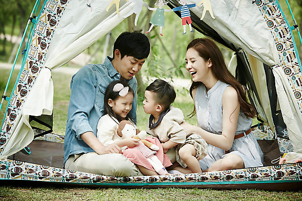 포토 JPG 주간 전신 공원 여자 남자 딸 행복 아들 가족 엄마 텐트 앉기 소녀 소년 여러명 성인 야외 앞모습 30대 소풍 화목 캠핑 한국인 가족라이프 아빠 국내포토 자연요소 라이프스타일 공공시설 감정 어린이 뷰포인트 다수 컨셉 관계 모션 레저 캠핑도구 사람 동양인 장년 야외활동 파일형식