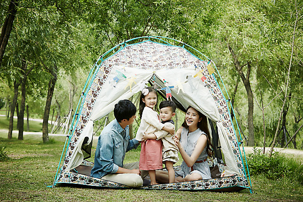 포토 JPG 주간 전신 공원 여자 남자 딸 행복 아들 가족 포옹 엄마 텐트 서기 미소 앉기 소녀 소년 여러명 성인 야외 앞모습 옆모습 30대 소풍 화목 캠핑 한국인 가족라이프 아빠 국내포토 자연요소 라이프스타일 공공시설 감정 어린이 뷰포인트 다수 컨셉 관계 안기 모션 레저 표정 캠핑도구 사람 동양인 장년 야외활동 파일형식