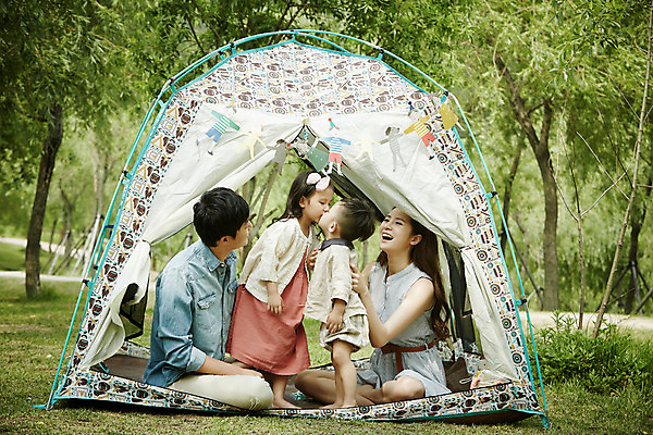 포토 JPG 주간 전신 공원 여자 남자 딸 행복 아들 가족 엄마 키스 텐트 서기 앉기 소녀 소년 여러명 성인 야외 옆모습 30대 소풍 화목 캠핑 한국인 가족라이프 아빠 즐거움 국내포토 자연요소 라이프스타일 공공시설 감정 어린이 뷰포인트 다수 컨셉 관계 모션 레저 캠핑도구 사람 동양인 장년 야외활동 애정표현 파일형식
