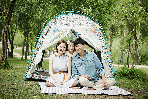 포토 JPG 주간 전신 공원 여자 남자 딸 행복 가족 엄마 텐트 서기 미소 앉기 소녀 성인 야외 앞모습 세명 30대 소풍 화목 캠핑 한국인 가족라이프 아빠 국내포토 자연요소 라이프스타일 공공시설 감정 어린이 뷰포인트 컨셉 관계 모션 레저 표정 캠핑도구 사람 동양인 장년 야외활동 파일형식 인종 생활 도구 시설
