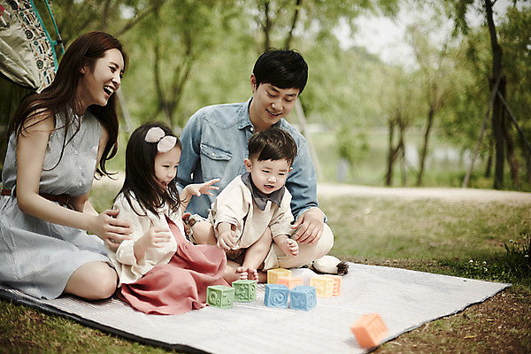 포토 JPG 주간 전신 공원 여자 남자 딸 행복 아들 가족 놀이 엄마 텐트 앉기 소녀 소년 여러명 성인 야외 앞모습 30대 소풍 화목 캠핑 한국인 가족라이프 아빠 국내포토 자연요소 라이프스타일 공공시설 감정 어린이 뷰포인트 다수 컨셉 관계 모션 레저 캠핑도구 사람 동양인 장년 야외활동 파일형식