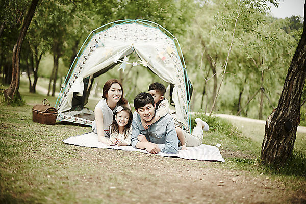 포토 JPG 주간 전신 공원 여자 남자 딸 행복 아들 엎드리기 가족 엄마 텐트 미소 소녀 소년 여러명 성인 야외 앞모습 30대 소풍 화목 캠핑 한국인 가족라이프 아빠 국내포토 자연요소 라이프스타일 공공시설 감정 어린이 뷰포인트 다수 컨셉 관계 모션 레저 표정 캠핑도구 사람 동양인 장년 야외활동 파일형식
