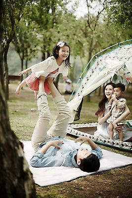 포토 JPG 주간 전신 공원 여자 남자 딸 행복 아들 가족 놀이 엄마 텐트 앉기 소녀 소년 여러명 성인 야외 옆모습 30대 눕기 소풍 화목 캠핑 한국인 가족라이프 아빠 국내포토 자연요소 라이프스타일 공공시설 감정 어린이 뷰포인트 다수 컨셉 관계 모션 레저 캠핑도구 사람 동양인 장년 야외활동 파일형식