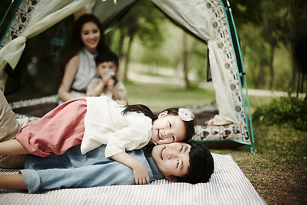 포토 JPG 주간 공원 여자 남자 딸 행복 아들 가족 엄마 텐트 미소 앉기 소녀 소년 여러명 상반신 성인 야외 앞모습 옆모습 아웃포커스 30대 눕기 소풍 화목 캠핑 한국인 가족라이프 아빠 국내포토 자연요소 라이프스타일 공공시설 감정 어린이 뷰포인트 다수 컨셉 관계 모션 레저 촬영기법 표정 캠핑도구 사람 동양인 장년 야외활동 파일형식