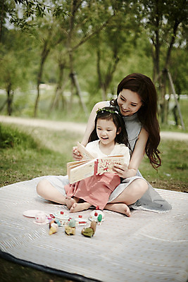 포토 JPG 주간 전신 공원 여자 딸 행복 가족 모녀 엄마 앉기 소녀 성인 야외 두명 앞모습 30대 독서 화관 화목 한국인 가족라이프 돗자리 여자만 국내포토 자연요소 라이프스타일 공공시설 꽃 감정 어린이 뷰포인트 컨셉 관계 모션 사람 동양인 장년 파일형식