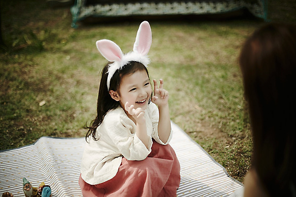 포토 JPG 주간 공원 여자 딸 행복 가족 모녀 엄마 미소 앉기 소녀 상반신 성인 야외 두명 앞모습 뒷모습 30대 화목 한국인 가족라이프 돗자리 토끼머리띠 여자만 국내포토 자연요소 라이프스타일 공공시설 감정 어린이 뷰포인트 컨셉 관계 모션 표정 사람 동양인 장년 머리띠 파일형식