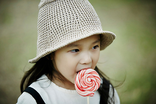 포토 JPG 주간 공원 여자 행복 어린이라이프 막대사탕 한명 소녀 상반신 야외 앞모습 한국인 먹기 뜨게모자 소녀한명만 국내포토 자연요소 모자_잡화 1 라이프스타일 공공시설 감정 어린이 뷰포인트 모션 사탕 사람 동양인 여자한명만 소녀만 파일형식