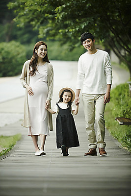 포토 JPG 주간 전신 모자 공원 여자 남자 딸 행복 가족 엄마 소녀 성인 야외 앞모습 세명 30대 걷기 손잡기 화목 산책 임산부 산책로 한국인 가족라이프 아빠 국내포토 자연요소 라이프스타일 잡화 공공시설 감정 길 어린이 뷰포인트 컨셉 관계 모션 휴식 사람 동양인 장년 임신 파일형식
