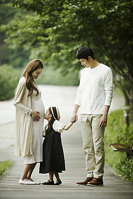 포토 JPG 주간 전신 모자 공원 여자 남자 딸 행복 가족 엄마 키스 서기 소녀 성인 야외 앞모습 옆모습 세명 30대 손잡기 화목 산책 임산부 산책로 한국인 가족라이프 아빠 국내포토 자연요소 라이프스타일 잡화 공공시설 감정 길 어린이 뷰포인트 컨셉 관계 모션 휴식 사람 동양인 장년 임신 애정표현 파일형식