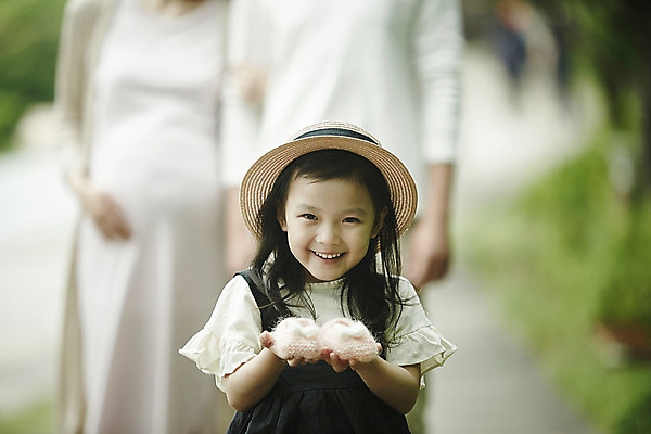 포토 JPG 주간 모자 공원 여자 남자 딸 행복 가족 엄마 서기 미소 소녀 상반신 성인 야외 앞모습 아웃포커스 세명 30대 산책 임산부 한국인 가족라이프 아빠 아기신발 국내포토 자연요소 라이프스타일 잡화 공공시설 감정 어린이 뷰포인트 신발 관계 모션 휴식 촬영기법 표정 사람 동양인 장년 임신 아기용품 파일형식