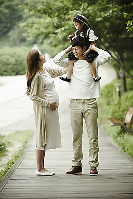 포토 JPG 주간 전신 모자 공원 여자 남자 딸 행복 가족 엄마 서기 미소 소녀 성인 야외 앞모습 옆모습 세명 30대 화목 산책 임산부 한국인 가족라이프 목말 아빠 국내포토 자연요소 라이프스타일 잡화 공공시설 감정 어린이 뷰포인트 컨셉 관계 모션 휴식 표정 사람 동양인 장년 임신 파일형식