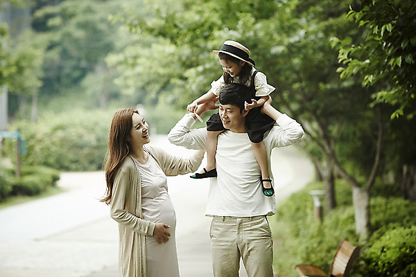 포토 JPG 주간 모자 공원 여자 남자 딸 행복 가족 엄마 서기 미소 소녀 상반신 성인 야외 앞모습 옆모습 세명 30대 화목 산책 임산부 한국인 가족라이프 목말 아빠 국내포토 자연요소 라이프스타일 잡화 공공시설 감정 어린이 뷰포인트 컨셉 관계 모션 휴식 표정 사람 동양인 장년 임신 파일형식