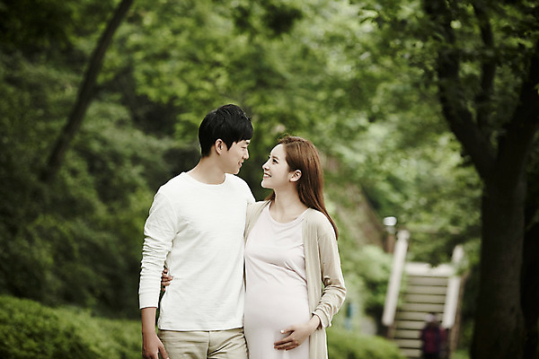 포토 JPG 주간 부부 공원 여자 남자 행복 가족 상반신 야외 두명 앞모습 30대 마주보기 걷기 화목 산책 임산부 만지기 한국인 부부라이프 성인만 국내포토 자연요소 라이프스타일 커플 공공시설 감정 뷰포인트 컨셉 관계 모션 휴식 사람 동양인 장년 임신 파일형식