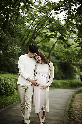 포토 JPG 주간 전신 부부 공원 여자 남자 행복 가족 야외 두명 앞모습 30대 걷기 기댐 화목 산책 임산부 산책로 만지기 한국인 부부라이프 성인만 국내포토 자연요소 라이프스타일 커플 공공시설 감정 길 뷰포인트 컨셉 관계 모션 휴식 사람 동양인 장년 임신 파일형식
