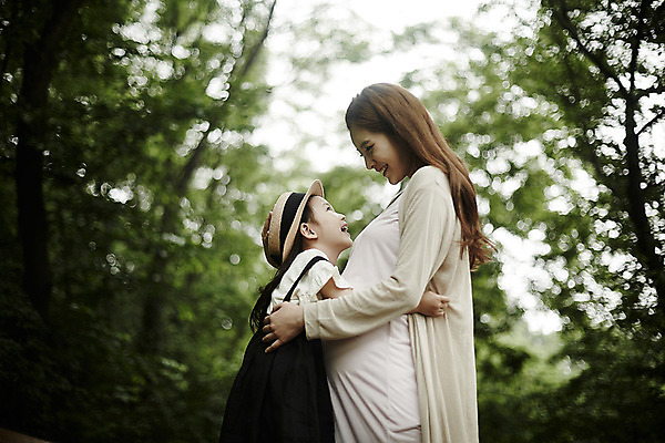 포토 JPG 주간 공원 여자 딸 행복 가족 포옹 모녀 엄마 서기 소녀 상반신 성인 야외 두명 옆모습 30대 마주보기 화목 임산부 한국인 가족라이프 여자만 국내포토 자연요소 라이프스타일 공공시설 감정 어린이 뷰포인트 컨셉 관계 안기 모션 사람 동양인 장년 임신 파일형식