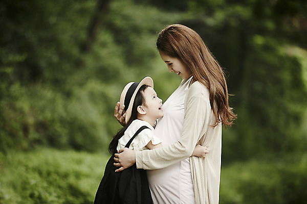 포토 JPG 주간 공원 여자 딸 행복 가족 포옹 모녀 엄마 서기 소녀 상반신 성인 야외 두명 옆모습 30대 마주보기 화목 임산부 한국인 가족라이프 여자만 국내포토 자연요소 라이프스타일 공공시설 감정 어린이 뷰포인트 컨셉 관계 안기 모션 사람 동양인 장년 임신 파일형식